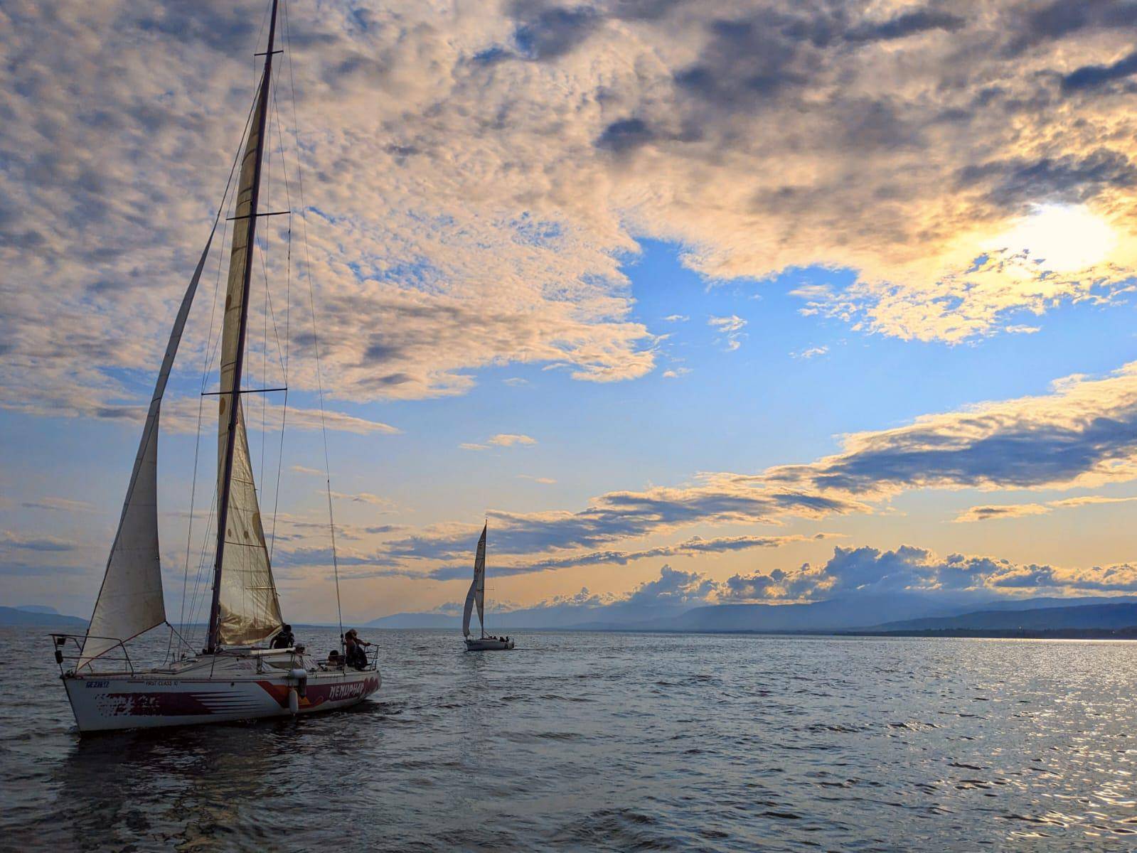 Deux bateaux sur le lac